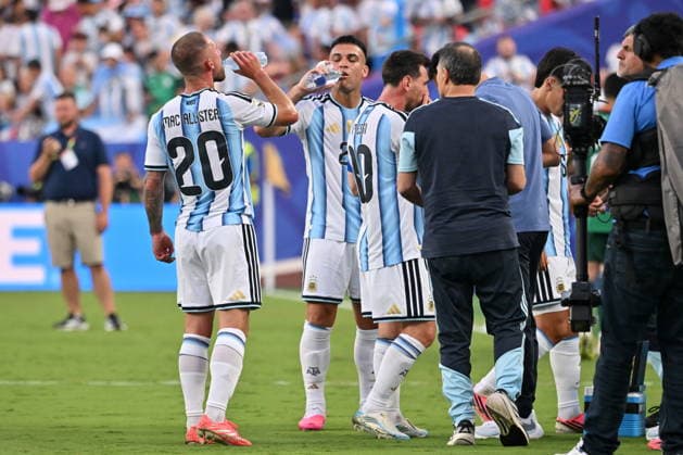 FIFA World Cup, WM, Weltmeisterschaft, Fussball 2026 - Group J - Argentina vs Algeria Players of Argentina gather for the first hydration break of the FIFA World Cup 2026 group stage match Argentina against Algeria, in Kansas City, Missouri, USA, 16 June 2026. KANSAS CITY United States  Copyright: xAMYxKONTRASx