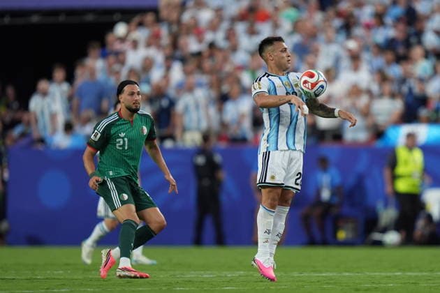 Argentina v Algeria - FIFA World Cup, WM, Weltmeisterschaft, Fussball 2026 - Group J KANSAS CITY, UNITED STATES - JUNE 16: Ramy Bensebaini of Algeria in action against Lautaro Martinez of Argentina during the 2026 FIFA World Cup First Stage Group J match between Argentina and Algeria at Arrowhead Stadium (Kansas City Stadium) in Kansas City, Missouri, United States on June 16, 2026. Hakan Akgun Anadolu Missouri United States. Editorial use only. Please get in touch for any other usage.  Copyright: x2026xAnadoluxHakanxAkgunx