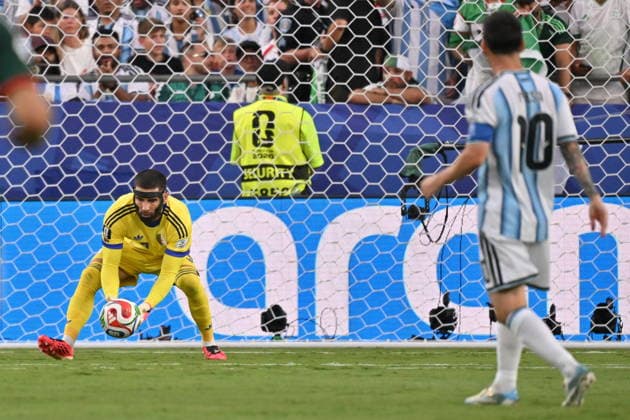 FIFA World Cup, WM, Weltmeisterschaft, Fussball 2026 - Group J - Argentina vs Algeria Goalkeeper Luca Zidane of Algeria (L) in action as Lionel Messi of Argentina (R) looks on during the FIFA World Cup 2026 group stage match Argentina against Algeria, in Kansas City, Missouri, USA, 16 June 2026. KANSAS CITY United States  Copyright: xAMYxKONTRASx