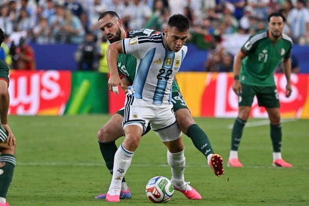 FIFA World Cup, WM, Weltmeisterschaft, Fussball 2026 - Group J - Argentina vs Algeria Nabil Bentaleb of Algeria (L) in action against Lautaro Martinez of Argentina (R) during the FIFA World Cup 2026 group stage match Algeria against Argentina, in Kansas City, Missouri, USA, 16 June 2026. KANSAS CITY United States  Copyright: xAMYxKONTRASx