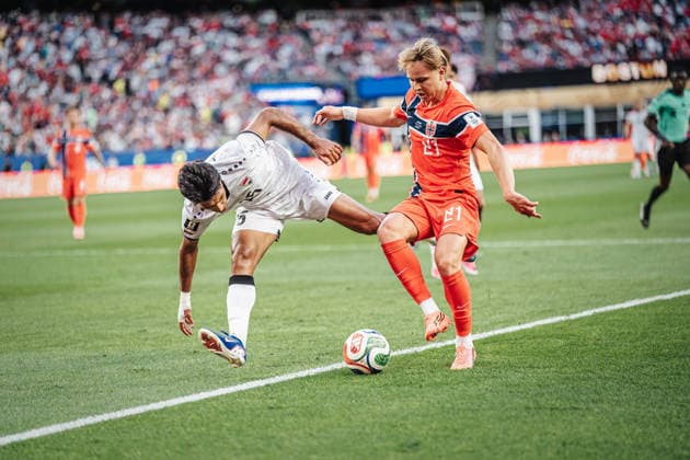 Fußball Herren FIFA Fußball-Weltmeisterschaft 2026 Gruppe I Irak vs. Norwegen 16.06.2026 v.l. Mustafa Saadoun ( 25, Irak) gegen Andreas Schjelderup ( 21, Norwegen) Boston Boston Stadium Massachusetts United States of America