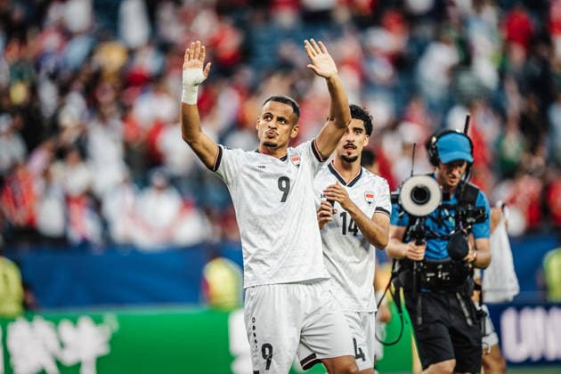 Fußball Herren FIFA Fußball-Weltmeisterschaft 2026 Gruppe I Irak vs. Norwegen 16.06.2026 Irak bedankt sich bei den Fans v.l. Ali Al Hamadi ( 9, Irak) und Zidane Iqbal ( 14, Irak) Boston Boston Stadium Massachusetts United States of America