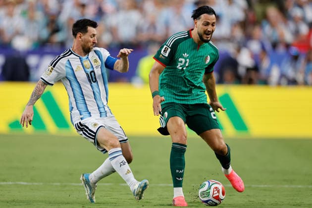 Lionel Messi (L) of Argentina vies for the ball with Ramy Bensebaïni of Algeria during the FIFA World Cup, WM, Weltmeisterschaft, Fussball 2026 group stage match Argentina against Algeria at Arrowhead Stadium in Kansas, United States, 16 June 2026. FIFA World Cup 2026 - Group J - Argentina vs Algeria !ACHTUNG: NUR REDAKTIONELLE NUTZUNG!  Copyright: xJuanxIgnacioxRoncoronix GR3132 20260617-55020616678_1