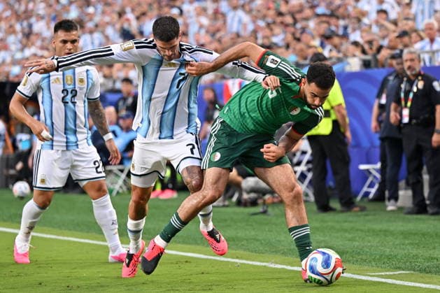 FIFA World Cup, WM, Weltmeisterschaft, Fussball 2026 - Group J - Argentina vs Algeria Rodrigo De Paul of Argentina (L) in action against Rayan Ait-Nouri of Algeria (R) during the FIFA World Cup 2026 group stage match Argentina against Algeria, in Kansas City, Missouri, USA, 16 June 2026. KANSAS CITY United States  Copyright: xAMYxKONTRASx