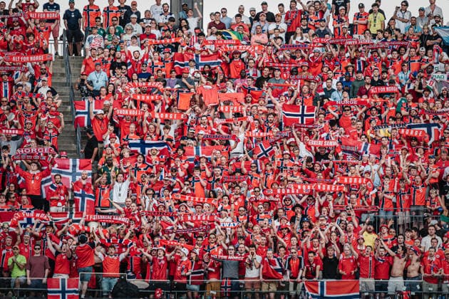 Fußball Herren FIFA Fußball-Weltmeisterschaft 2026 Gruppe I Irak vs. Norwegen 16.06.2026 Fans aus Norwegen halten ihre Schals in die Luft Boston Boston Stadium Massachusetts United States of America