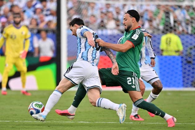 FIFA World Cup, WM, Weltmeisterschaft, Fussball 2026 - Group J - Argentina vs Algeria Lionel Messi of Argentina (L) in action against Ramy Bensebaini of Algeria (R) during the FIFA World Cup 2026 group stage match Argentina against Algeria, in Kansas City, Missouri, USA, 16 June 2026. KANSAS CITY United States  Copyright: xAMYxKONTRASx