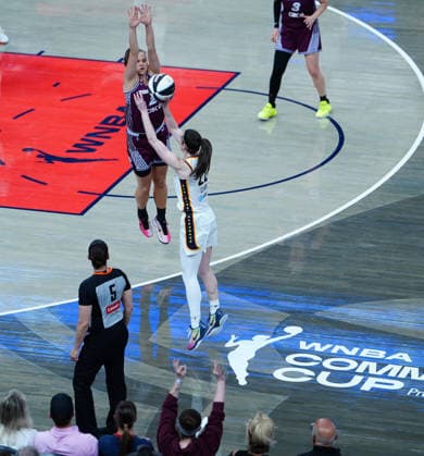 INDIANAPOLIS, IN - JUNE 16: Indiana Fever guard Caitlin Clark (22) takes a 3 point shot from the Commissioner™s Cup logo during a game against the Toronto Tempo on June 16, 2026, at Gainbridge Fieldhouse in Indianapolis, Indiana. (Photo by Brian Spurlock Icon Sportswire) WNBA, Basketball Damen, USA JUN 16 Toronto Tempo at Indiana Fever EDITORIAL USE ONLY Icon26061621