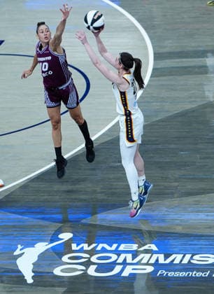 INDIANAPOLIS, IN - JUNE 16: Indiana Fever guard Caitlin Clark (22) takes a 3 point shot from the Commissioner™s Cup logo during a game against the Toronto Tempo on June 16, 2026, at Gainbridge Fieldhouse in Indianapolis, Indiana. (Photo by Brian Spurlock Icon Sportswire) WNBA, Basketball Damen, USA JUN 16 Toronto Tempo at Indiana Fever EDITORIAL USE ONLY Icon26061623
