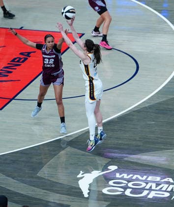 INDIANAPOLIS, IN - JUNE 16: Indiana Fever guard Caitlin Clark (22) takes a 3 point shot from the Commissioner™s Cup logo during a game against the Toronto Tempo on June 16, 2026, at Gainbridge Fieldhouse in Indianapolis, Indiana. (Photo by Brian Spurlock Icon Sportswire) WNBA, Basketball Damen, USA JUN 16 Toronto Tempo at Indiana Fever EDITORIAL USE ONLY Icon26061625