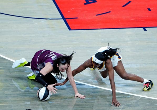 INDIANAPOLIS, IN - JUNE 16: Indiana Fever guard Raven Johnson (3) battles for a loose ball against Toronto Tempo guard Marina Mabrey (3) on June 16, 2026, at Gainbridge Fieldhouse in Indianapolis, Indiana. (Photo by Brian Spurlock Icon Sportswire) WNBA, Basketball Damen, USA JUN 16 Toronto Tempo at Indiana Fever EDITORIAL USE ONLY Icon26061626