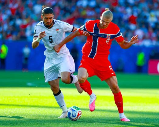 June 16, 2026, Foxborough, Massachusetts, USA: AKAM HASHIM of Iraq and ERLING HAALAND of Norway battle for the ball during the 2026 FIFA World Cup, WM, Weltmeisterschaft, Fussball Group I match at Boston Stadium in Massachusetts on June 16, 2026. Foxborough USA - ZUMAm283 20260616_zsp_m283_001 Copyright: xBillyxMyersx