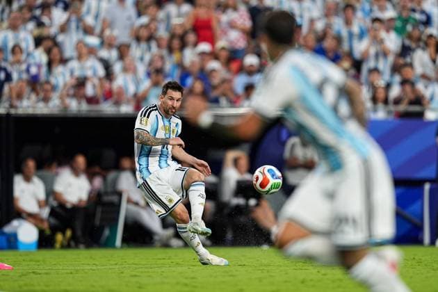 Lionel Messi of Argentina passes the ball Argentina v Algeria, 2026 FIFA World Cup, WM, Weltmeisterschaft, Fussball Group J, Football, Kansas City Stadium, Kansas, Missouri, USA - 16 Jun 2026Kansas Kansas City Stadium Missouri (MO) United States of America EDITORIAL USE ONLY No use with unauthorised audio, video, data, fixture lists, club league logos or live services. Online in-match use limited to 120 images, no video emulation. No use in betting, games or single club league player publications.  Copyright: xIsmaelxAdnan Shutterstockx 16929214cx