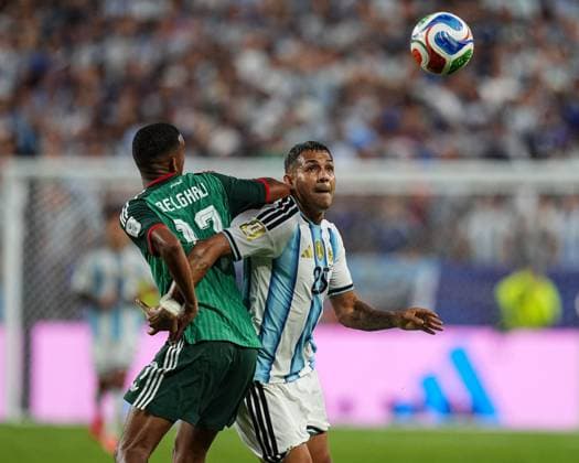 Facundo Medina of Argentina and Rafik Belghali of Algeria wrestle for the ball Argentina v Algeria, 2026 FIFA World Cup, WM, Weltmeisterschaft, Fussball Group J, Football, Kansas City Stadium, Kansas, Missouri, USA - 16 Jun 2026Kansas Kansas City Stadium Missouri (MO) United States of America EDITORIAL USE ONLY No use with unauthorised audio, video, data, fixture lists, club league logos or live services. Online in-match use limited to 120 images, no video emulation. No use in betting, games or single club league player publications.  Copyright: xIsmaelxAdnan Shutterstockx 16929214dc