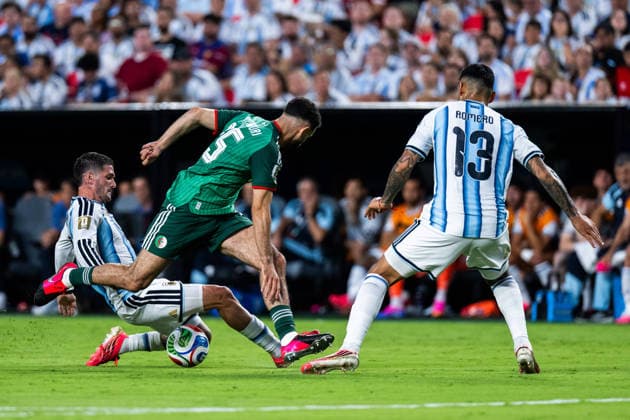 260616 Rodrigo De Paul and Cristian Romero of Argentina as well as Rayan Ait-Nouri of Algeria during the FIFA World Cup, WM, Weltmeisterschaft, Fussball 2026 football match between Argentina and Algeria on June 16, 2026 in Kansas City. Photo: Joel Marklund BILDBYRAN kod JM JM0825 bbeng fotboll football soccer fotball vm fotbolls-vm fotball-vm fotbolls-vm 2026 fifa world cup 2026 argentina algeria algeriet