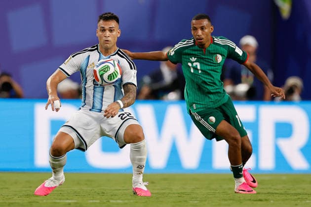 Lautaro Martinez (L) of Argentina vies for the ball with Rafik Belghali of Algeria during the FIFA World Cup, WM, Weltmeisterschaft, Fussball 2026 group stage match Argentina against Algeria at Arrowhead Stadium in Kansas, United States, 16 June 2026. FIFA World Cup 2026 - Group J - Argentina vs Algeria !ACHTUNG: NUR REDAKTIONELLE NUTZUNG!  Copyright: xJuanxIgnacioxRoncoronix GR3136 20260617-55020616730_1