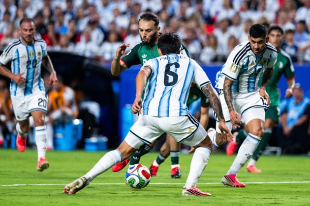 260616 Amine Gouiri of Algeria and Lisandro Martinez of Argentina during the FIFA World Cup, WM, Weltmeisterschaft, Fussball 2026 football match between Argentina and Algeria on June 16, 2026 in Kansas City. Photo: Joel Marklund BILDBYRAN kod JM JM0825 bbeng fotboll football soccer fotball vm fotbolls-vm fotball-vm fotbolls-vm 2026 fifa world cup 2026 argentina algeria algeriet
