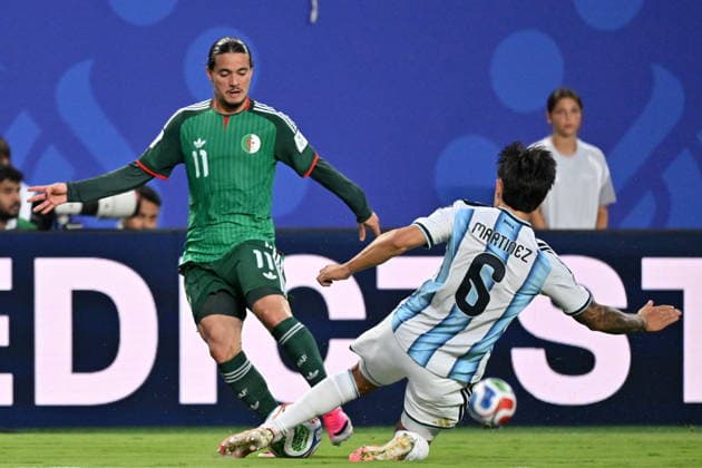 FIFA World Cup, WM, Weltmeisterschaft, Fussball 2026 - Group J - Argentina vs Algeria Anis Hadj Moussa of Algeria (L) in action against Lisandro Martinez of Argentina (R) during the FIFA World Cup 2026 group stage match Algeria against Argentina, in Kansas City, Missouri, USA, 16 June 2026. KANSAS CITY United States  Copyright: xAMYxKONTRASx