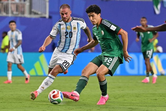 FIFA World Cup, WM, Weltmeisterschaft, Fussball 2026 - Group J - Argentina vs Algeria Alexis Mac Allister of Argentina (L) in action against Ibrahim Maza of Algeria (R) during the FIFA World Cup 2026 group stage match Argentina against Algeria, in Kansas City, Missouri, USA, 16 June 2026. KANSAS CITY United States  Copyright: xAMYxKONTRASx