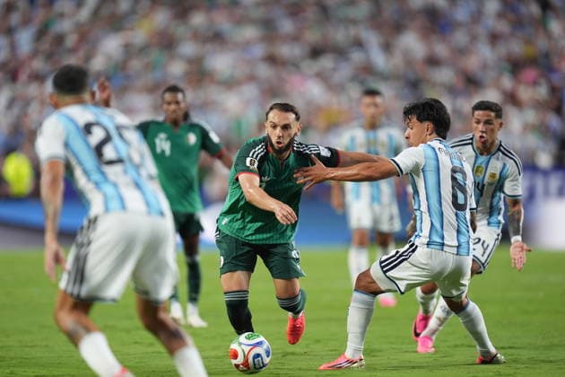 Argentina v Algeria - FIFA World Cup, WM, Weltmeisterschaft, Fussball 2026 - Group J KANSAS CITY, UNITED STATES - JUNE 16: Lisandro Martinez of Argentina in action against Amine Gouiri of Algeria during the 2026 FIFA World Cup First Stage Group J match between Argentina and Algeria at Arrowhead Stadium (Kansas City Stadium) in Kansas City, Missouri, United States on June 16, 2026. Hakan Akgun Anadolu Missouri United States. Editorial use only. Please get in touch for any other usage.  Copyright: x2026xAnadoluxHakanxAkgunx