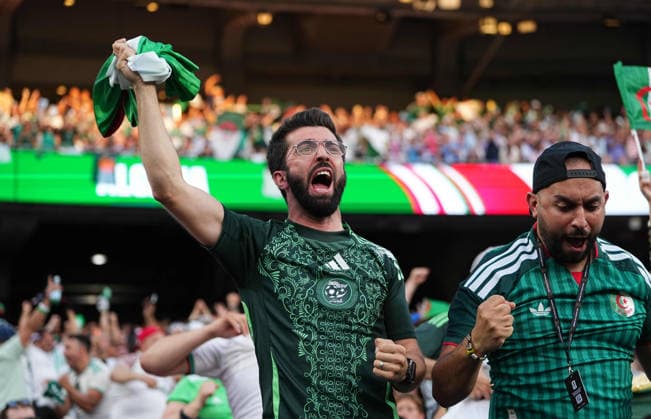 Algeria fans (Algeria) celebrate during Argentina and Algeria, Group J FIFA World Cup, WM, Weltmeisterschaft, Fussball 2026, Kansas Stadium, Kansas, United States on June 16, 2026. Thor Wegner DeFodi Images. (Photo by DeFodi Images) - *** Algeria fans celebrate during the Argentina vs. Algeria match in Group J of the 2026 FIFA World Cup at Kansas Stadium in Kansas, United States, on June 16, 2026. Photo by Thor Wegner, DeFodi Images,detected_source_language