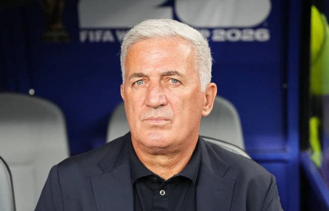 Vladimir Petkovic (Algeria) looks on during Argentina and Algeria, Group J FIFA World Cup, WM, Weltmeisterschaft, Fussball 2026, Kansas Stadium, Kansas, United States on June 16, 2026. Thor Wegner DeFodi Images. (Photo by DeFodi Images) - *** Vladimir Petkovic of Algeria watches the match between Argentina and Algeria in Group J of the 2026 FIFA World Cup at Kansas Stadium in Kansas, United States, on June 16, 2026. Photo by DeFodi Images (Thor Wegner),detected_source_language