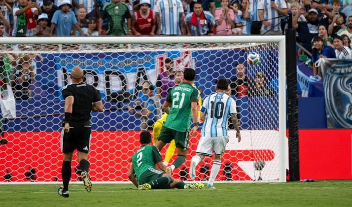 Fußball, Herren, FIFA World Cup, WM, Weltmeisterschaft, Fussball 2026 in Mexiko, Kanada und USA, Spiel in Kansas City (Gruppe J, 1. Spieltag), Argentinien - Algerien, Lionel Messi (Argentinien) erzielt das Tor zum 1:0 gegen Torwart Luca Zidane (Algerien), 16.06. 2026, *** Soccer, Mens, 2026 FIFA World Cup in Mexico, Canada, and the U.S., Match in Kansas City, Group J, Matchday 1, Argentina vs. Algeria; Lionel Messi of Argentina scores the 1–0 goal against Algeria’s goalkeeper Luca Zidane, June 16, 2026,,detected_source_language Copyright: xMatthiasxKochx