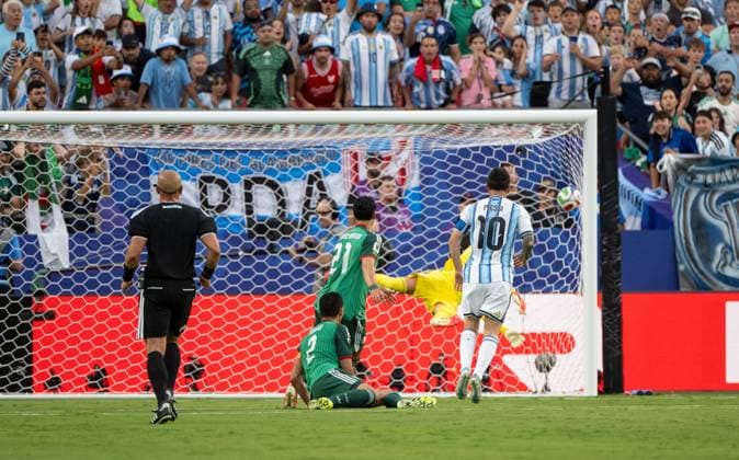 Fußball, Herren, FIFA World Cup, WM, Weltmeisterschaft, Fussball 2026 in Mexiko, Kanada und USA, Spiel in Kansas City (Gruppe J, 1. Spieltag), Argentinien - Algerien, Lionel Messi (Argentinien) erzielt das Tor zum 1:0 gegen Torwart Luca Zidane (Algerien), 16.06. 2026, *** Soccer, Mens, 2026 FIFA World Cup in Mexico, Canada, and the U.S., Match in Kansas City, Group J, Matchday 1, Argentina vs. Algeria; Lionel Messi of Argentina scores the 1–0 goal against Algeria’s goalkeeper Luca Zidane, June 16, 2026,,detected_source_language Copyright: xMatthiasxKochx