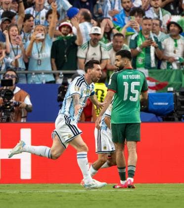 Fußball, Herren, FIFA World Cup, WM, Weltmeisterschaft, Fussball 2026 in Mexiko, Kanada und USA, Spiel in Kansas City (Gruppe J, 1. Spieltag), Argentinien - Algerien, v. l. Lionel Messi (Argentinien), Rayan Ait-Nouri (Algerien), Jubel nach Tor zum 1:0, 16.06. 2026,