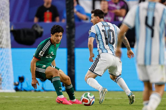 Lionel Messi (R) of Argentina vies for the ball with Ibrahim Maza of Algeria during the FIFA World Cup, WM, Weltmeisterschaft, Fussball 2026 group stage match Argentina against Algeria at Arrowhead Stadium in Kansas, United States, 16 June 2026. FIFA World Cup 2026 - Group J - Argentina vs Algeria !ACHTUNG: NUR REDAKTIONELLE NUTZUNG!  Copyright: xJuanxIgnacioxRoncoronix GR3139 20260617-55020616778_1