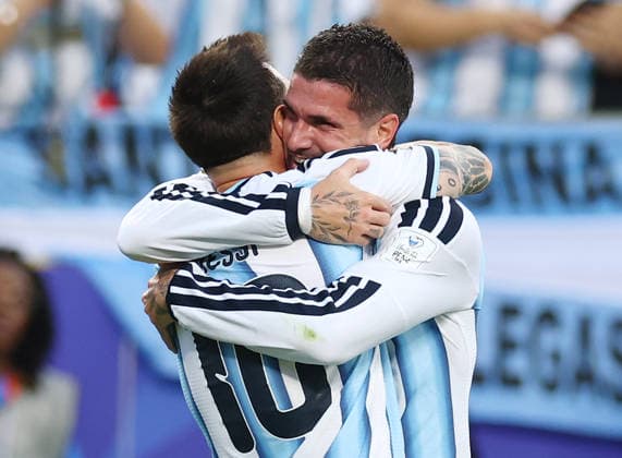 Argentina s Lionel Messi celebrates with Rodrigo de Paul after scoring against Algeria in the first half in a FIFA World Cup, WM, Weltmeisterschaft, Fussball match at Arrowhead Stadium in Kansas City, Missouri, on Tuesday, June 16, 2026.  KAN20260616914 CHRISTIANxBRUNSKILL
