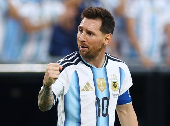 Argentina s Lionel Messi celebrates after scoring against Algeria in the first half in a FIFA World Cup, WM, Weltmeisterschaft, Fussball match at Arrowhead Stadium in Kansas City, Missouri, on Tuesday, June 16, 2026.  KAN20260616915 CHRISTIANxBRUNSKILL