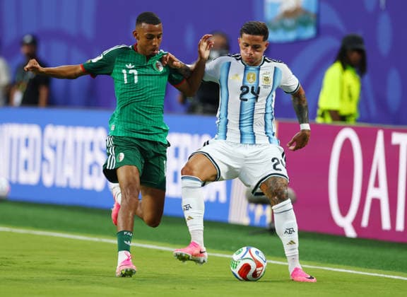Algeria s Rafik Belghali (17) fights for the ball with Argentina s Enzo Fernández in the first half in a FIFA World Cup, WM, Weltmeisterschaft, Fussball match at Arrowhead Stadium in Kansas City, Missouri, on Tuesday, June 16, 2026.  KAN20260616916 CHRISTIANxBRUNSKILL