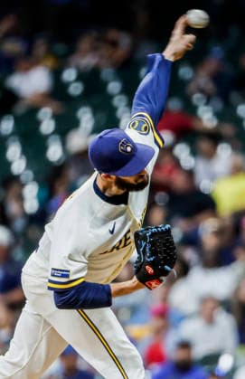 Milwaukee Brewers relief pitcher Aaron Ashby throws in the seventh inning of the MLB, Baseball Herren, USA game between the Cleveland Guardians and the Milwaukee Brewers at American Family Field in Milwaukee, Wisconsin on Tuesday, June 16, 2026.  MIL20260616818 TANNENxMAURY