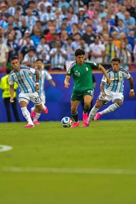 2026 World Cup - Argentina - Algeria KANSAS CITY, MISSOURI - JUNE 16: Enzo Fernandez 24 and Lautaro Martinez 22 of Argentina chase down Maghnes Akliouche 22 of Algeria for possession during the FIFA World Cup, WM, Weltmeisterschaft, Fussball 2026 Group C match between Argentina and Algeria at MetLife Stadium on June 16, 2026 in East Rutherford, New Jersey. photo by Walid Ibrahim JNA Press Kansas United States of America Copyright: x xwalidxibrahimx xJNAxPressx