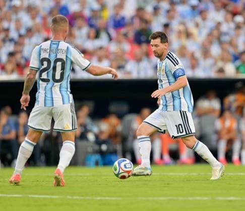 2026 World Cup - Argentina - Algeria KANSAS CITY, MISSOURI - JUNE 16: Lionel Messi 10 of Argentina controls the ball alongside teammate Alexis Mac Allister 20 during the FIFA World Cup, WM, Weltmeisterschaft, Fussball 2026 Group C match between Argentina and Algeria at MetLife Stadium on June 16, 2026 in East Rutherford, New Jersey. photo by Walid Ibrahim JNA Press Kansas United States of America Copyright: x xwalidxibrahimx xJNAxPressx
