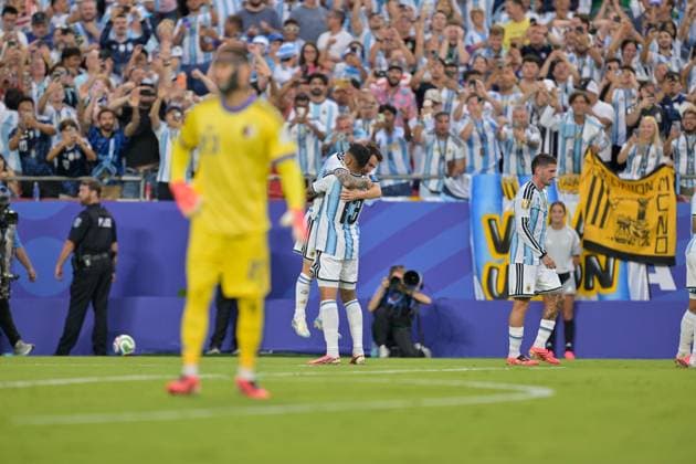 2026 World Cup - Argentina - Algeria KANSAS CITY, MISSOURI - JUNE 16: Lionel Messi 10 of Argentina hugs teammate Lautaro Martinez 22 in celebration as Algeria goalkeeper Luca Zidane 1 looks on dejectedly during the FIFA World Cup, WM, Weltmeisterschaft, Fussball 2026 Group C match between Argentina and Algeria at MetLife Stadium on June 16, 2026 in East Rutherford, New Jersey. Walid Ibrahim JNA Press Kansas United States of America Copyright: x xwalidxibrahimx xJNAxPressx