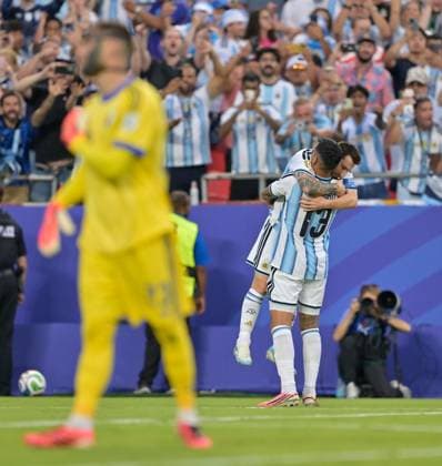 2026 World Cup - Argentina - Algeria KANSAS CITY, MISSOURI - JUNE 16: Lionel Messi 10 of Argentina hugs teammate Lautaro Martinez 22 in celebration as Algeria goalkeeper Luca Zidane 1 looks on dejectedly during the FIFA World Cup, WM, Weltmeisterschaft, Fussball 2026 Group C match between Argentina and Algeria at MetLife Stadium on June 16, 2026 in East Rutherford, New Jersey.Walid Ibrahim JNA Press Kansas United States of America Copyright: x xwalidxibrahimx xJNAxPressx