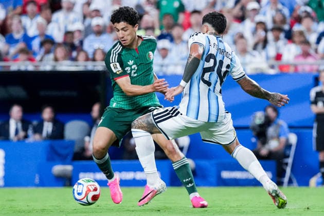 Ibrahim Maza of Algeria (L) runs with the ball under pressure from Enzo Fernandez of Argentina (R) during a FIFA Men’s World Cup 2026 Group Stage football match between Argentina and Algeria at Kansas City Stadium, in Kansas City on June 16th 2026 (Photo by Alexandra Fechete SPP)  Copyright: xAlexandraxFechete SPPx Sportspressphoto_SPR168017