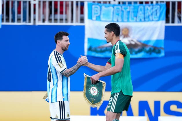 Lionel Messi of Argentina (L) shakes hands with Aissa Mandi of Algeria (R) prior to FIFA Men’s World Cup 2026 Group Stage football match between Argentina and Algeria at Kansas City Stadium, in Kansas City on June 16th 2026 (Photo by Alexandra Fechete SPP)  Copyright: xAlexandraxFechete SPPx Sportspressphoto_SPR168029