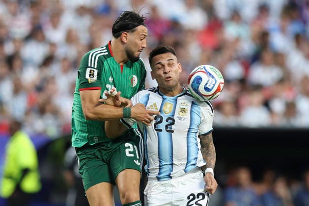 KANSAS CITY, MO - JUNE 16: Lautaro Martinez 22 of Argentina and Ramy Bensebaini 21 of Algeria fight for the ball in the first half of the FIFA World Cup, WM, Weltmeisterschaft, Fussball 2026 Group J match between Argentina and Algeria on June 16, 2026 at Kansas City Stadium in Kansas City, MO. (Photo by Scott Winters Icon Sportswire) SOCCER: JUN 16 FIFA World Cup 26 Group J - Argentina vs Algeria EDITORIAL USE ONLY Icon2606160277