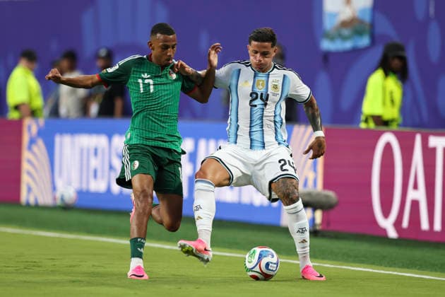 KANSAS CITY, MO - JUNE 16: Rafik Belghali 17 of Algeria tries to take the ball away from Enzo Fernandez 24 of Argentina in the first half of the FIFA World Cup, WM, Weltmeisterschaft, Fussball 2026 Group J match between Argentina and Algeria on June 16, 2026 at Kansas City Stadium in Kansas City, MO. (Photo by Scott Winters Icon Sportswire) SOCCER: JUN 16 FIFA World Cup 26 Group J - Argentina vs Algeria EDITORIAL USE ONLY Icon2606160313
