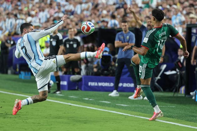 Rodrigo De Paul (L) of Argentina vies for the ball with Fares Chaibi of Algeria during the FIFA World Cup, WM, Weltmeisterschaft, Fussball 2026 group stage match Argentina against Algeria at Arrowhead Stadium in Kansas, United States, 16 June 2026. FIFA World Cup 2026 - Group J - Argentina vs Algeria !ACHTUNG: NUR REDAKTIONELLE NUTZUNG!  Copyright: xJuanxIgnacioxRoncoronix GR3164 20260617-55020616825_1