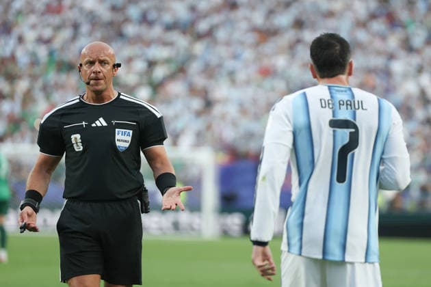 Rodrigo De Paul (R) of Argentina and referee Szymon Marciniak react during the FIFA World Cup, WM, Weltmeisterschaft, Fussball 2026 group stage match Argentina against Algeria at Arrowhead Stadium in Kansas, United States, 16 June 2026. FIFA World Cup 2026 - Group J - Argentina vs Algeria !ACHTUNG: NUR REDAKTIONELLE NUTZUNG!  Copyright: xJuanxIgnacioxRoncoronix GR3157 20260617-55020616836_1