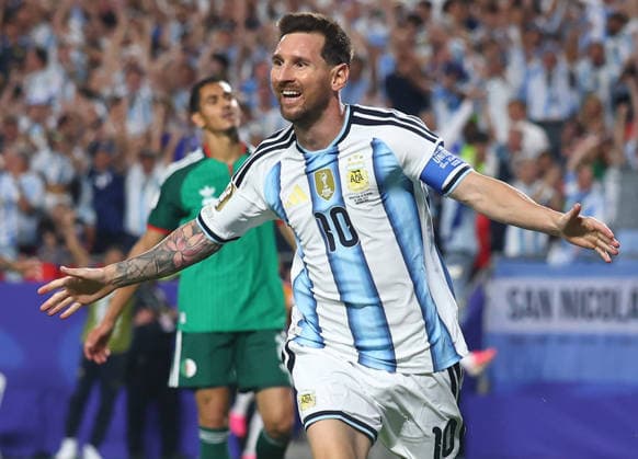 Argentina s Lionel Messi celebrates after scoring his second goal against Algeria in the second half in a FIFA World Cup, WM, Weltmeisterschaft, Fussball match at Arrowhead Stadium in Kansas City, Missouri, on Tuesday, June 16, 2026.  KAN20260616922 CHRISTIANxBRUNSKILL