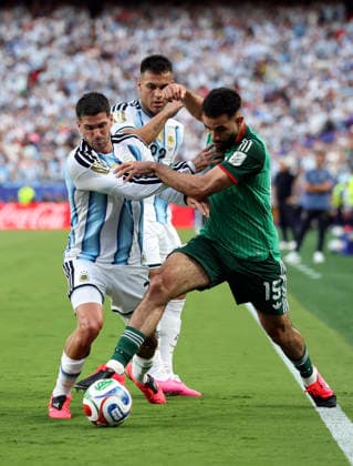 (260617) -- KANSAS CITY, June 17, 2026 -- Rayan Ait-nouri (R) of Algeria vies with players of Argentina during the group J match between Argentina and Algeria at the FIFA World Cup, WM, Weltmeisterschaft, Fussball 2026 at Kansas City Stadium in Kansas City, the United States, June 16, 2026. ) (SP)U.S.-KANSAS CITY-FOOTBALL-FIFA WORLD CUP-GROUP J-ARG VS ALG LixMing 
