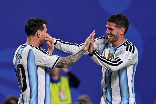FIFA World Cup, WM, Weltmeisterschaft, Fussball 2026 - Group J - Argentina vs Algeria Lionel Messi (L) of Argentina celebrates with teammate Rodrigo De Paul after scoring the 3-0 goal during the FIFA World Cup 2026 group stage match Argentina against Algeria, in Kansas City, Missouri, USA, 16 June 2026. KANSAS CITY United States  Copyright: xAMYxKONTRASx