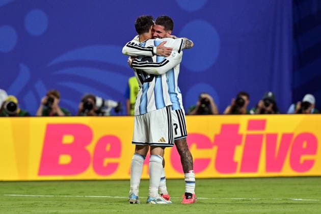 FIFA World Cup, WM, Weltmeisterschaft, Fussball 2026 - Group J - Argentina vs Algeria Lionel Messi (L) of Argentina celebrates with teammate Rodrigo De Paul after scoring the 3-0 goal during the FIFA World Cup 2026 group stage match Argentina against Algeria, in Kansas City, Missouri, USA, 16 June 2026. KANSAS CITY United States  Copyright: xAMYxKONTRASx