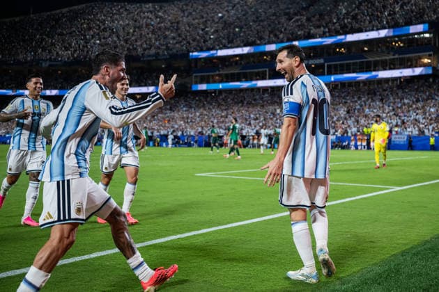260616 Enzo Fernandez, Rodrigo De Paul, Julian Alvarez and Lionel Messi celebrate after 3-0 during the FIFA World Cup, WM, Weltmeisterschaft, Fussball 2026 football match between Argentina and Algeria on June 16, 2026 in Kansas City. Photo: Joel Marklund BILDBYRAN kod JM JM0825 bbeng fotboll football soccer fotball vm fotbolls-vm fotball-vm fotbolls-vm 2026 fifa world cup 2026 argentina algeria algeriet celebration jubel