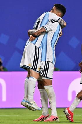 FIFA World Cup, WM, Weltmeisterschaft, Fussball 2026 - Group J - Argentina vs Algeria Lionel Messi (L) of Argentina celebrates with teammate Cristian Romero after scoring the 3-0 goal during the FIFA World Cup 2026 group stage match Argentina against Algeria, in Kansas City, Missouri, USA, 16 June 2026. KANSAS CITY United States  Copyright: xAMYxKONTRASx