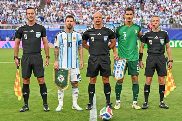 2026 World Cup - Argentina - Algeria KANSAS CITY, UNITED STATES JUNE 16, 2026: Argentina captain Lionel Messi ( 10) and Algeria captain Ramy Bensebaini ( 2) pose with the match officials before the FIFA World Cup, WM, Weltmeisterschaft, Fussball 2026 Group J match between Argentina and Algeria at Kansas City Stadium in Kansas City, United States, on June 16, 2026. KANSAS CITY United States of America Copyright: x xwalidxibrahimx xJNAxPressx